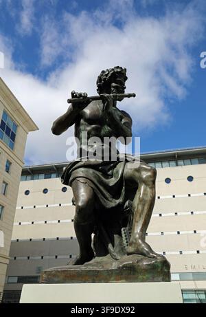 Statue réplique de Bacchus par Antoine Coysevox dans le quartier Antigone de Montpellier Banque D'Images