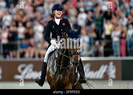 Aix-la-Chapelle, Allemagne. 15 août 2026. Sports équestres : Championnats du monde, dressage, Grand Prix Freestyle. La cavalière de dressage britannique Becky Moody célèbre en montant Jagerbomb. Crédit : Uwe Anspach/dpa/Alamy Live News Banque D'Images