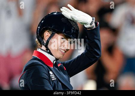 Aix-la-Chapelle, Allemagne. 15 août 2026. Sports équestres : Championnats du monde, Dressage, Grand Prix Freestyle. La cavalière de dressage britannique Charlotte Fry, montée sur Glamourdale, est ravie. Credit : Uwe Anspach/dpa/Alamy Live News Banque D'Images