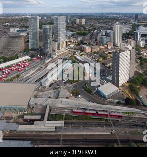 Vue aérienne de la gare de Stratford à Londres, un carrefour de transport essentiel où les navetteurs empruntent les trains DLR, les bus et les tours emblématiques en hauteur. Banque D'Images