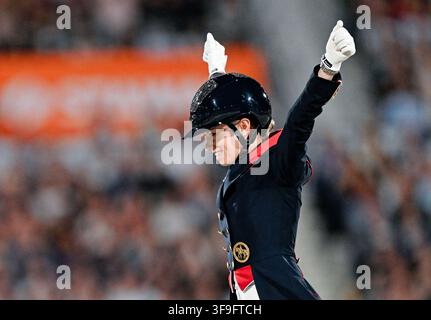 Aix-la-Chapelle, Allemagne. 15 août 2026. Sports équestres : Championnats du monde, Dressage, Grand Prix Freestyle. La cavalière de dressage britannique Charlotte Fry est ravie après sa performance. Crédit : Uwe Anspach/dpa/Alamy Live News Banque D'Images