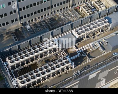 Vue aérienne des unités de refroidissement HVAC industrielles et des ventilateurs installés sur le toit d'un centre de données en Pologne. Banque D'Images