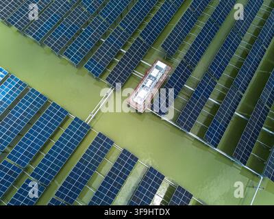 Vue aérienne du parc solaire de Sirajganj de 68 MW présentant des rangées de panneaux solaires flottants sur l'eau à Sirajganj, division de Rajshahi, Bangladesh. Banque D'Images