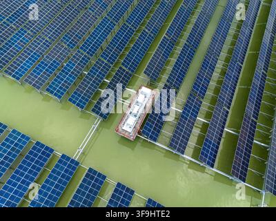 Vue aérienne du parc solaire de Sirajganj de 68 MW avec des rangées de panneaux solaires flottants installés sur l'eau à Sirajganj, division de Rajshahi, Bangladesh. Banque D'Images
