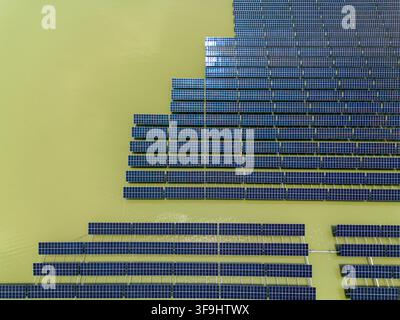 Vue aérienne du parc solaire de Sirajganj de 68 MW avec des rangées de panneaux solaires flottants disposés à la surface de l'eau à Sirajganj, division de Rajshahi, Bangladesh Banque D'Images