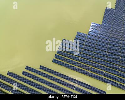 Vue aérienne du parc solaire de Sirajganj de 68 MW avec des rangées de panneaux solaires flottants sur la surface de l'eau à Sirajganj, division de Rajshahi, Bangladesh. Banque D'Images