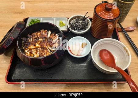 Une portion de délicieux set traditionnel unagi donburi teishoku dans un restaurant japonais. Composé de riz, d'unagi grillé avec sauce, de soupe, de cornichons et d'algues. Banque D'Images
