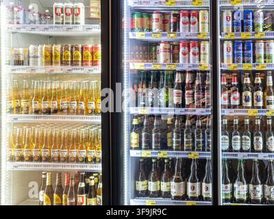 Kiev, Ukraine – 14 mars 2026 : Diverses marques de boissons alcoolisées sont exposées sur les étagères des réfrigérateurs à portes en verre d’un magasin pour attirer les clients qui cherchent Banque D'Images