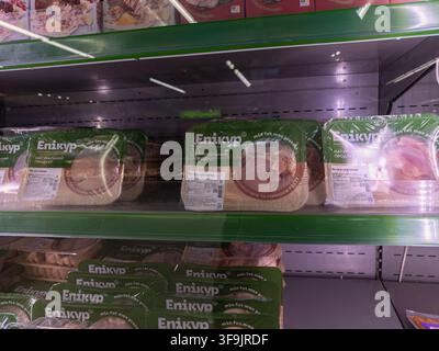 Kyiv, Ukraine - 14 mars 2026 : Les produits de volaille Enikur sont disposés dans les réfrigérateurs des magasins pour les courses, présentant une source de protéines emballée Banque D'Images