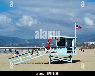 Los Angeles, Californie, 14/10/2018 Description : Tour de sauveteur sur Venice Beach avec drapeau américain, Los Angeles. Banque D'Images