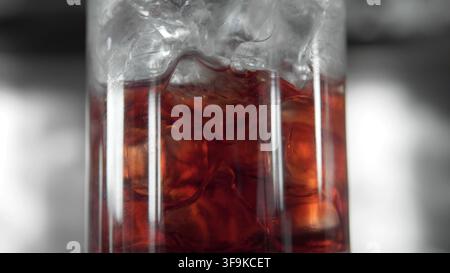 Café cold brew glacé rafraîchissant avec des glaçons scintillants dans un verre, créant une boisson fraîche pour l'été Banque D'Images