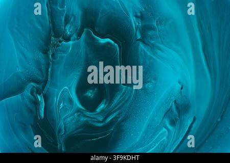 un motif d'art fluide abstrait bleu-vert présentant des formes organiques et tourbillonnantes, créé en utilisant des techniques d'acrylique fluide, manipulation d'encre à l'alcool Banque D'Images