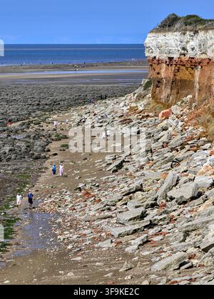 Falaises et plage de Hunstanton à marée basse, montrant la roche tombée à cause de l'érosion côtière Banque D'Images