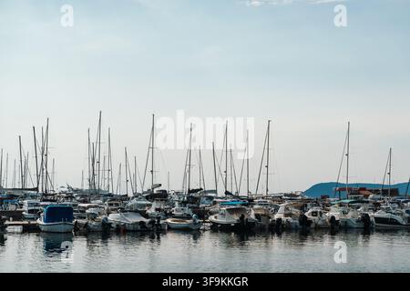 Bar, Monténégro – 26 juin 2026. De nombreux bateaux à moteur et voiliers sont amarrés étroitement dans une marina animée de la mer Adriatique. Banque D'Images
