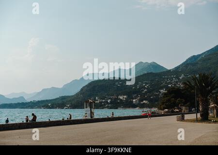 Bar, Monténégro - 26 juin 2026. Les gens se détendent au bord de la mer Adriatique le long d'une large promenade en bord de mer entourée de montagnes côtières verdoyantes. Banque D'Images
