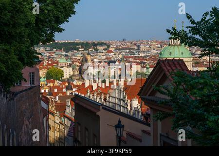 Ville de Prague depuis Lesser Town (Mala Strana) en République tchèque (Tchéquie). Vue élevée vers le pont Charles et la vieille ville. Banque D'Images