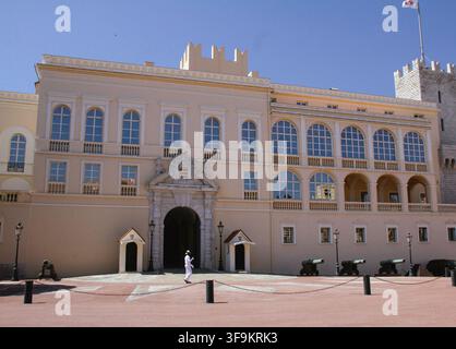 Le Palais Princier de Monaco est la résidence officielle du Prince de Monaco, situé sur un promontoire rocheux dans le vieux Banque D'Images