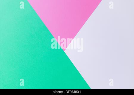 Fond géométrique tricolore abstrait avec des blocs de papier vert menthe, rose vif et blanc. Fond moderne minimaliste en papier découpé avec espace de copie pour Banque D'Images