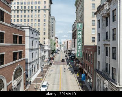 Knoxville, États-Unis - 20 avril 2025 : Vue aérienne de la façade du Tennessee Theatre sur Gay Street, entourée d'architecture urbaine et d'une rue de la ville Banque D'Images