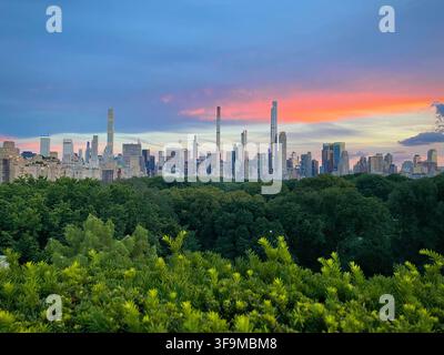 Couchant à Manhattan avec éclat de nuage rose (New York, New York, États-Unis) Banque D'Images