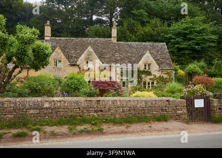 Bibury, Angleterre, 03 juin 2018 - Maison en pierre traditionnelle à Bibury dotée d'un jardin verdoyant et d'une belle architecture des Cotswolds. Banque D'Images