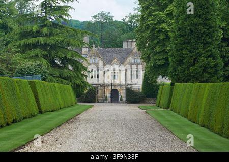 Upper Slaughter, Angleterre, 03 juin 2018 - Un magnifique manoir en pierre avec une longue allée dans le village des Cotswolds. Banque D'Images