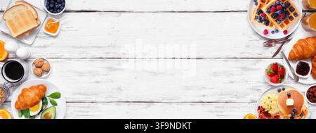 Double bordure pour petit-déjeuner ou brunch sur un fond de bannière en bois blanc. Vue de dessus. Collection d'aliments sucrés et salés. Banque D'Images