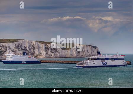 Les navires à passagers P&O Ferries opèrent dans le port de Douvres sous les falaises blanches de Douvres sur la traversée fréquentée de la Manche. Banque D'Images