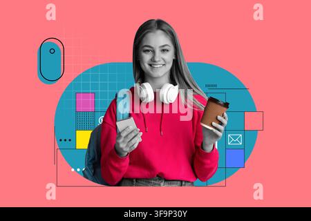 Jeune femme caucasienne souriante tenant un café et un smartphone, portant des écouteurs dans un cadre scolaire Banque D'Images