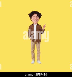 Jeune homme heureux pointant vers la caméra avec une chemise brune, fond jaune, concept d'affaires Banque D'Images