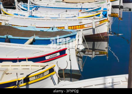 Gros plan détaillé des bateaux de pêche en bois colorés pointu alignés dans les eaux calmes du port de La Ciotat dans le sud de la France. Banque D'Images