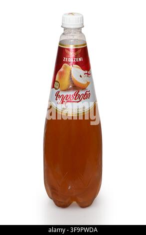 2 avril 2026, Tbilissi, Géorgie bouteille de boisson gazeuse géorgienne limonade aromatisée à la poire Zedazeni isolée sur fond blanc. Produit en géo Banque D'Images