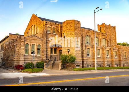 L'église historique Trinity United Methodist brillant chaleureusement sous la lumière dorée du coucher de soleil à Idaho Falls, Idaho Banque D'Images