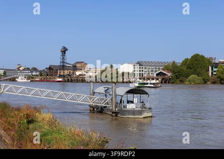 Embarcadère sur les rives de la Loire dans le village de Trentemoult, en face de Nantes en France Banque D'Images