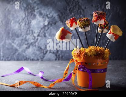Trempés Marshmallow POPS pour Halloween Banque D'Images