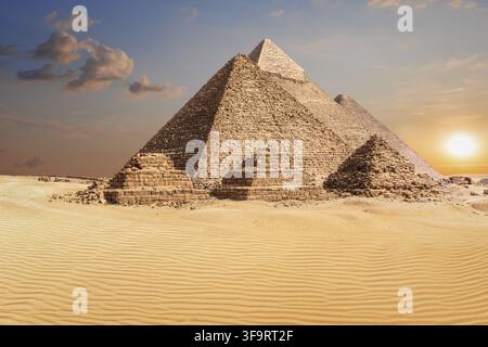 Célèbres pyramides de Gizeh, beau coucher du soleil photo Banque D'Images