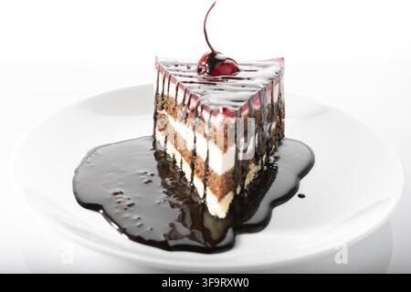 Morceau de gâteau avec coulant au chocolat sur une plaque blanche Banque D'Images