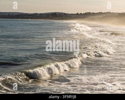 Lumière du tardif après-midi sur Boomer Beach alors que les vagues se brisent à Port Elliot, en Australie du Sud Banque D'Images
