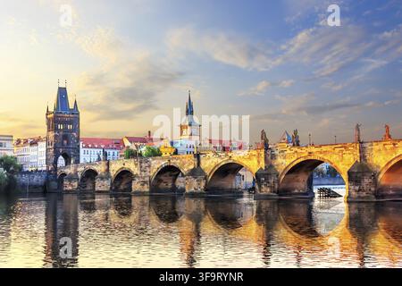 Le Pont Charles sur la Vltava à Prague au lever du soleil Banque D'Images