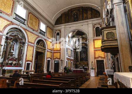 Lisbonne, Portugal - le 29 octobre 2022 : vue intérieure de l'église de l'État-major George dans le quartier d'Alfama, présentant des détails architecturaux et une ambiance religieuse Banque D'Images