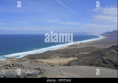 Vue panoramique de Cofete Beach, une étendue de côte isolée sur l'île de Fuerteventura Banque D'Images