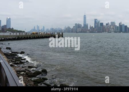Ciel de Lower Manhattan, tel que vu depuis Liberty Island à New York City, New York, États-Unis Banque D'Images