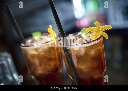 Cocktail froid sur un fond sombre flou avec bokeh Banque D'Images