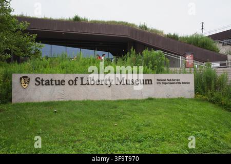 Panneau à l'extérieur du musée de la Statue de la Liberté sur Liberty Island Banque D'Images