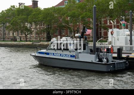 Bateau de la police des parcs des États-Unis amarré à l'extérieur de l'historique Old Ferry Building sur Ellis Island à New York City, New York, États-Unis Banque D'Images