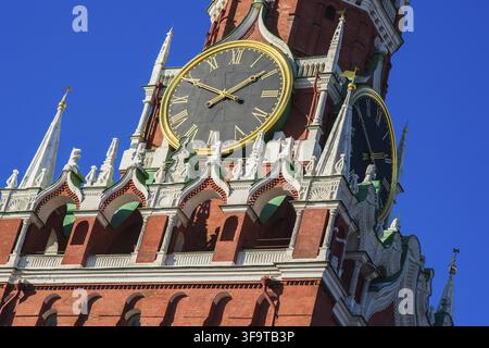 Vue rapprochée des cloches de la tour Spasskaya du Kremlin de Moscou devant un ciel bleu profond et clair par une journée ensoleillée Banque D'Images