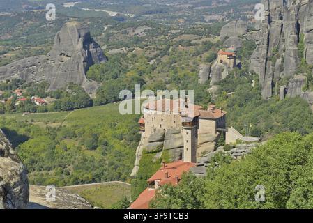 Les monastères des Météores, construits sur des formations rocheuses imposantes, exposent une architecture religieuse ancienne dans un paysage dramatique Banque D'Images