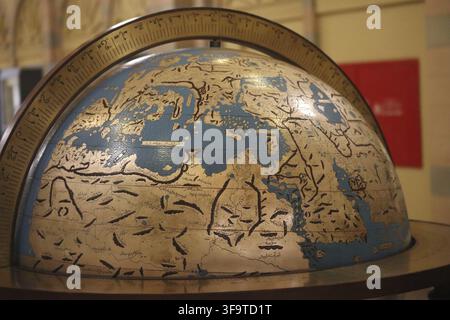 Vue rapprochée d'une carte du monde hémisphérique antique avec des côtes dessinées à la main et des marquages géographiques détaillés. L'image montre une cartographie vintage Banque D'Images