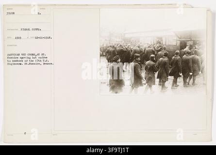 Le personnel de la Croix-Rouge américaine servant du café chaud aux membres des 17e ingénieurs américains à Saint-Nazaire, en France, le 21 décembre 1918, pendant la Première Guerre mondiale. Banque D'Images