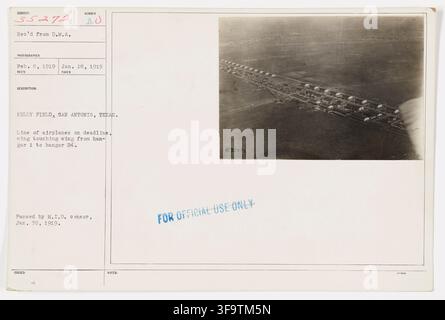 Kelly Field, San Antonio, Texas, avec une ligne d'avions sur la date limite, du hangar 1 au hangar 24, photographiée le 18 janvier 1919 par un photographe inconnu et reçue le 8 février 1919. Banque D'Images